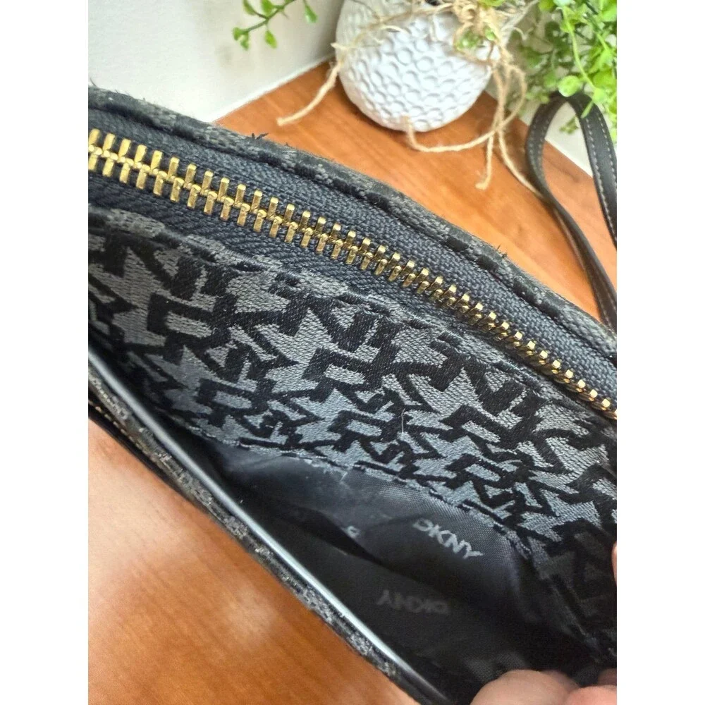 DKNY BLACK SMALL MEDIUM CROSSBODY PURSE BRYANT DOME $148 EUC